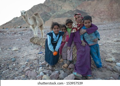 SAHARA DESERT, EGYPT - YAN 26: Group Of Children Of Berbers In The Sahara Desert, Egupt, Yanuary 26, 2010. Tribes Of Bereber Wander Across All North Africa From Morocco To Egypt.