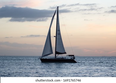 Segelboot auf Sonnenuntergang segeln