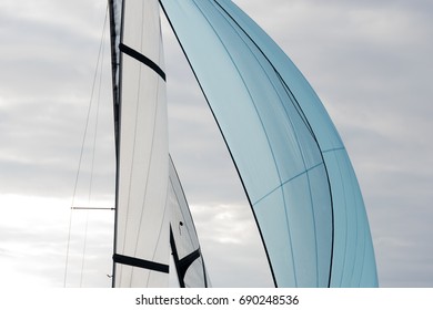 The sail develops in the wind.