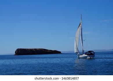 Sailing boat in front of espíritu santo island