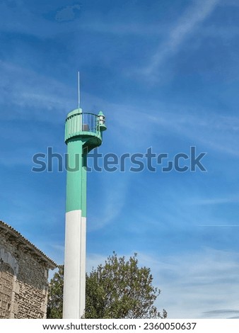A sailor's antenna in the middle of the city