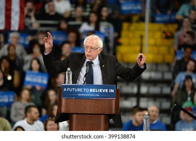 Saint Charles, MO, USA - 14. März 2016: Der US-Senator und demokratische Präsidentschaftskandidat Bernie Sanders spricht während einer Wahlkampfveranstaltung in der Familienarena in Saint Charles, Missouri.