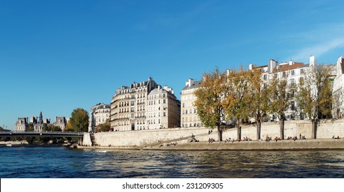  Saint Louis Island In Paris Center