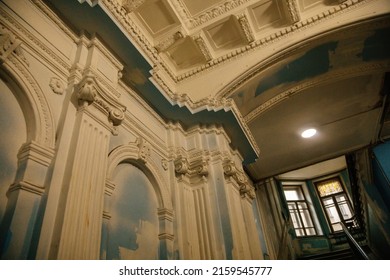 Saint Petersburg, Russia, 18 October 2021: Elegant Decor Of Entrance To Old Historic Residential Building, Interior With Staircase, Baroque Stucco And Plaster, Profitable House, Art Nouveau Style