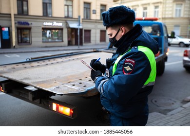 Saint Petersburg, Russia - 2020.12.04 - Traffic Police Inspector Issues A Fine For Incorrect Parking 