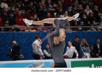 Saint Petersburg, Russia - 25 December 2021: Russian Nationals 2022 Of Figure Skating. Pairs, Free Skating. Evgenia Tarasova, Vladimir Morozov