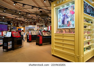 SAINT PETERSBURG, RUSSIA - CIRCA SEPTEMBER, 2022: Interior Shot Of Gold Apple Store At Nevsky Centre Shopping Mall. Gold Apple Is A Russian Chain Of Beauty Stores.