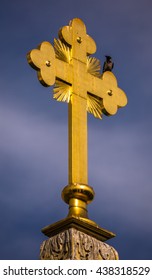 SAINT PETERSBURG, RUSSIA - JULY 12, 2015. Editorial Image Of Golden Cross Of Mikhaylovsky Palace In Saint Petersburg And A Bird Sitting Under Blue Sky.