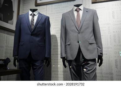 SAINT PETERSBURG, RUSSIA - JUNE 26, 2021:  Business Suits On Shop Two Mannequins High Fashion Retail Display