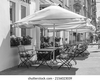 Saint Petersburg, Russia, May 10, 2022. Ligovsky Prospect Is The Main Street Of The City. Cozy Street Cafe On Pavement