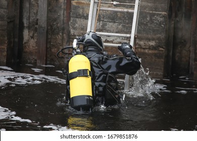 Saint Petersburg, Russia-August 23, 2019: A Masked Diver With A Yellow Oxygen Tank Works Underwater