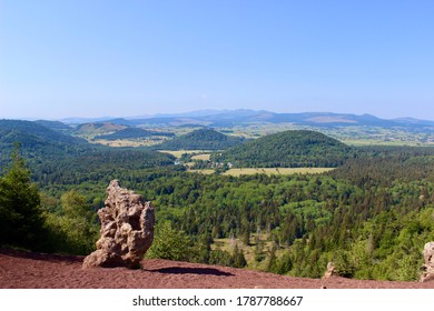 SAINT-GENES-CHAMPANELLE, PUY DE DÔME, FRANCE -AUGUST 1, 2020 Description : View Of The Chain Of Puy From Puy De La Vache And Lassolas