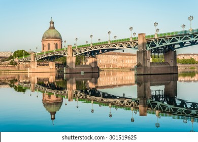 Die Brücke von Saint-Pierre führt über die Garonne und wurde 1987 in Toulouse, Haute-Garonne, Midi Pyrenäen, Südfrankreich vollständig renoviert.
