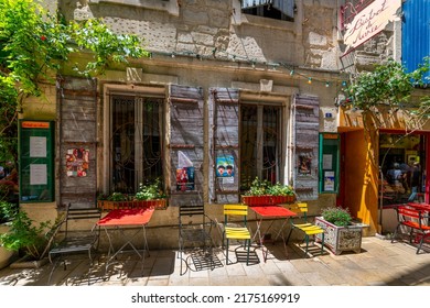 Saint-Remy-de-Provence, France - May 26 2022: Diners Enjoy A Sidewalk Cafe In The Historic Center Of Saint-Remy, France, In The Provence Cote D'Azur Region.