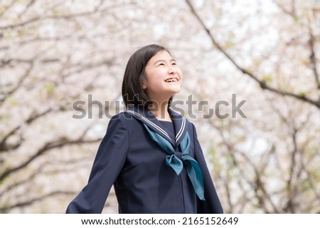 Sakura in full bloom and a junior high school girl newly enrolled