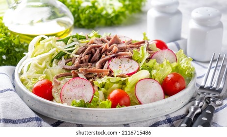 Salat mit Rinderzunge und Gemüse. Nahaufnahme