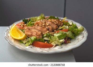 Salad with tomato chicken, pine nuts and lemon
