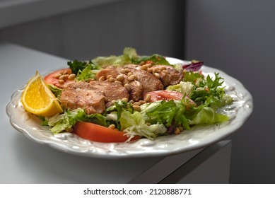 Salad with tomato chicken, pine nuts and lemon