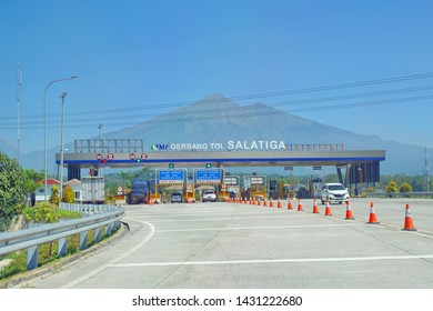 Salatiga, Indonesia - Ca 2019: Toll Gate In Salatiga Has A Beautiful View On The Trans Java Toll Lane, Indonesia.