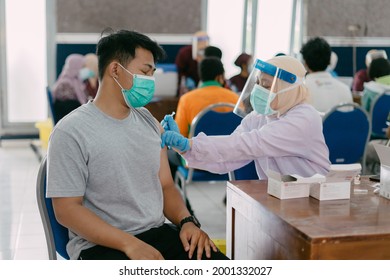 Salatiga, Indonesia - June 3, 2021: A Healthcare Worker Administers A Dose Of The Sinovac Biotech Ltd. Covid-19 Vaccine During Mass Vaccination.