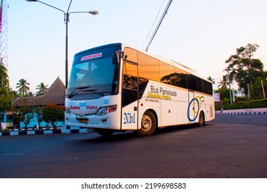 Salatiga, Saturday, September 10, 2011. The Tourism Bus Enters The Tingkir Terminal As A Relief Fleet For Lebaran Homecoming In 2011.