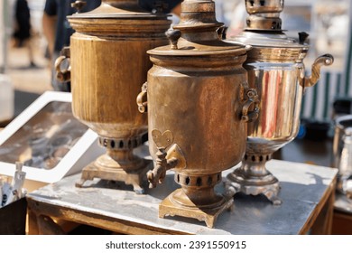 Venta de samovars nacionales en una feria callejera, mercado. Samovar con té caliente
