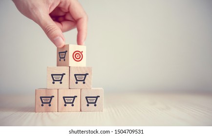 Увеличение объема продаж делает бизнес успешным, куб Flips с целью значка и символом корзины покупок.