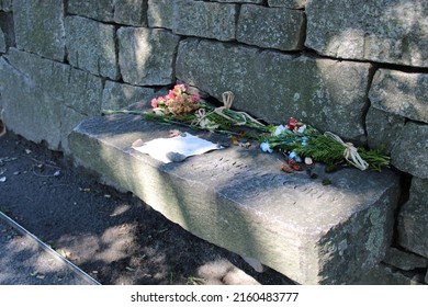 Salem, MA, USA, 9.13.21 - The Salem Witch Trials Memorial With Its Granite Wall And Benches Displaying The Names And Execution Dates Of Each Victim. Some Benches Have Tributes Or Notes Left On Them.