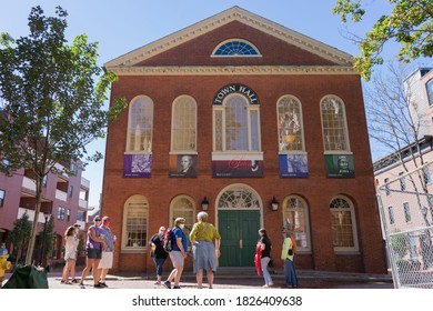 Salem, MA, USA, 9-5-2020: Group Of Tourists In Front Of Town Hall