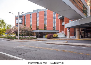 Salem, Oregon, USA - April 21st, 2021: Salem Hospital Entrance. Heroes Work Here Sign Shows People Gratitude To Healthcare Workers During A Pandemic 