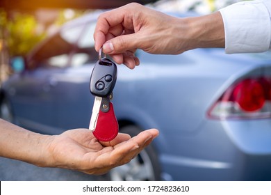 Las agencias de ventas están vendiendo autos y dando llaves a los nuevos propietarios. vender coche o coche de alquiler