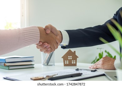 Verkaufsagenten und Kunden, die nach der Unterzeichnung eines Vertrags über den Kauf eines neuen Hauses oder einer neuen Wohnung Hände schütteln. Hypothek, Vermietungskonzept