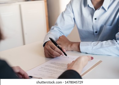 Salesmen are letting the male customers sign the sales contract, Asian women and men are doing business in the office, Business concept and contract signing Foto Stock