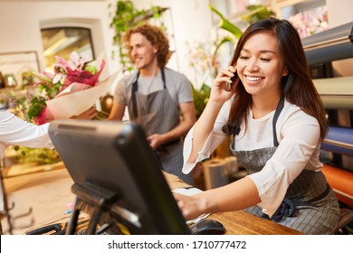 Verkaufsfrau oder Floristin nimmt telefonische Bestellung auf