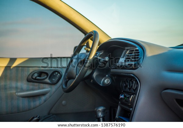 Salon inside the car, transmission with\
driver\'s steering wheel and ignition\
key