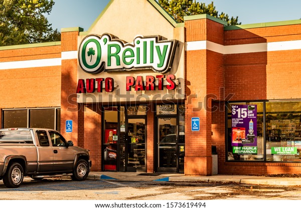 Salsbury,\
NC/USA -  November 12, 2019: Editorial, horizontal long shot of\
facade of O\'Reilly Auto Parts store showing brand and shamrock logo\
in green, white and red letters on a sunny\
day.