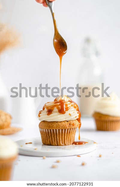 Salted Caramel Cupcakes with Vanilla Muffins,\
Homemade Salted Caramel