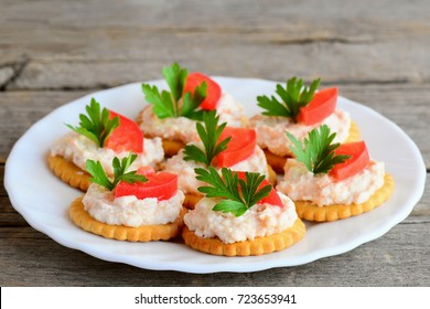 Salty Crackers With Cream Cheese On A Serving Plate. Simple Snack From Salted Crackers, Savory Cream Cheese, Fresh Tomato Slices And Parsley. Healthy Homemade Snack Photo. Closeup