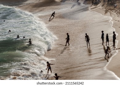 Salvador, Bahia, Brazil - August 22, 2021: Large Group Of People On Paciencia Beach In The Rio Vermelho Neighborhood Of Salvador, Brazil. People Having Fun In The Middle Of The Coronavirus Pandemic.