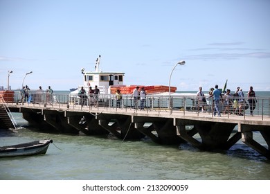 Salvador, Bahia, Brazil - August 28, 2017: Pier For Boarding People On Speedboat For Crossing From Mar Grande To Salvador Through The Baía De Todos Os Santos.