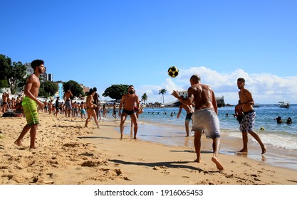salvador, bahia, brazil - february 12, 2021: people are seen during a corona virus pandemic period, with no mask playing football on Porto da Barra beach, in the city of Salvdor.
