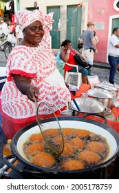 Salvador, Bahia, Brazil - May 9, 2016: Baiana Prepare Acarajé In Palm Oil Frutura In The City Of Salvador. 