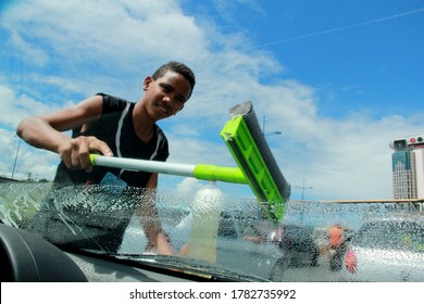 Salvador, Bahia / Brazil - October 15, 2012: Young Man Is Seen In Computerized Work Of Lipeza Car Glass On The Street In The City Of Salvador.


