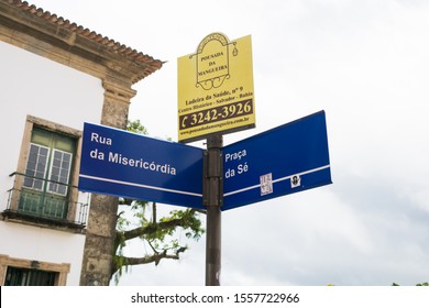 Salvador, Brazil - Circa September 2019: Street Sign Showing Mercy Street And Se Square In The Historic Center Of Salvador