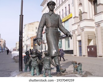 Samara. Samara Region, Russia, 03.14.2021.Pedestrian Street In The Central Part Of The City Of Samara With A Monument To The Policeman, The Hero Of The Children's Book