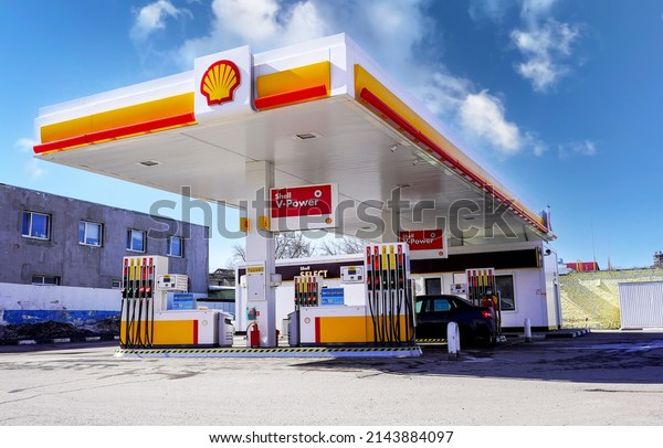 Samara, Russia - April\
07, 2022: Shell gas station in sunny day. Shell V-power fuel\
station. Royal Dutch Shell is an Anglo-Dutch multinational oil and\
gas company