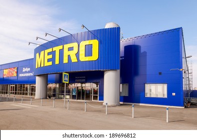 SAMARA, RUSSIA - APRIL 19, 2014: METRO Cash & Carry Samara Store. Metro Group Is A German Global Diversified Retail And Wholesale/cash And Carry Group Based In Dusseldorf