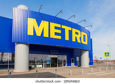 SAMARA, RUSSIA - APRIL 19, 2014: METRO Cash & Carry Samara Store. Metro Group Is A German Global Diversified Retail And Wholesale/cash And Carry Group Based In Dusseldorf