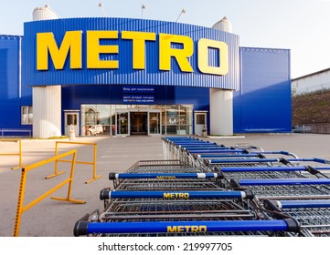 SAMARA, RUSSIA - SEPTEMBER 24, 2014: METRO Cash & Carry Samara Store. Metro Group Is A German Global Diversified Retail And Wholesale/cash And Carry Group Based In Dusseldorf