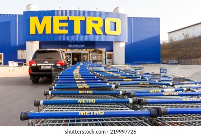 SAMARA, RUSSIA - SEPTEMBER 24, 2014: METRO Cash & Carry Samara Store. Metro Group Is A German Global Diversified Retail And Wholesale/cash And Carry Group Based In Dusseldorf